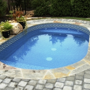 310. Oval splash pool with vinyl liner with liner over step and concrete pavers